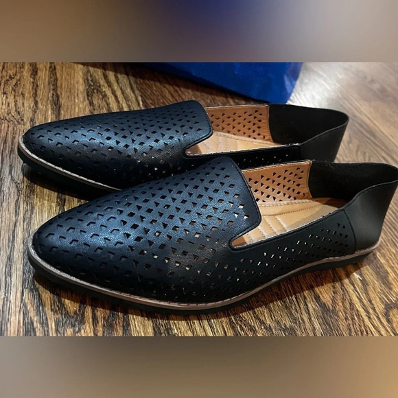 Adrienne vittadini perforated flats in excellent like new condition size 10​ - Picture 6 of 8